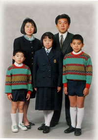 写真�@：家族写真の中の中原利郎さん。愛児３人と夫人を残して1999年8月死去