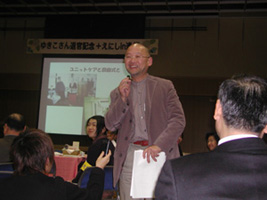 写真�D：ユニットケアの名付け親、武田和典さんが最終講義の途中でフロアから発言