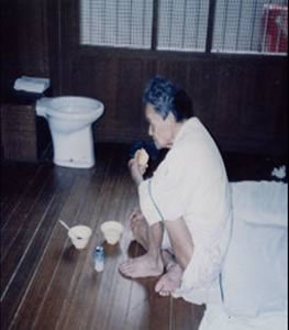 写真�A：痴呆症と呼ばれるお年寄りの「収容所」になっている日本の精神病院