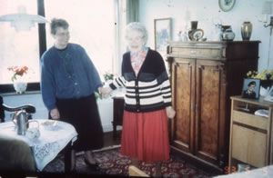 写真�B：思い出の家具に囲まれたデンマークのケアホーム。お洒落している同じ症状のデンマークのお年寄り