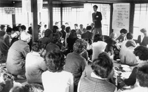 写真�B：1980年1月20日、ゆきの日の京都で開かれた結成総会。立っているのが斉藤貞夫さん。