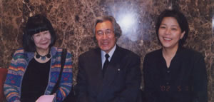 写真�@：手術一カ月前の榎本憲一さんとその右腕だった松永喜久恵さん
2002年5月の「福祉と医療・現場と政策の新たな「えにし」を結ぶ会」で。