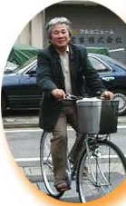 写真�A：網野さんの自転車姿