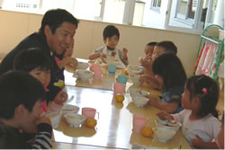 写真�G：ノーマライゼーションを政策の中心に据えた東松山市長の坂本祐之輔さん は、障害のある子とない子が学ぶ場をしばしば訪ねます
