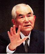 写真�@:：社会保障制度審議会長の隅谷三喜男さん　１９９５年１月２３日東京有楽町の朝日ホールで