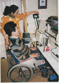 写真�A：９５年１月２３日のシンポジウムで、障害自立支援法を示唆した上村数洋・八代衣夫妻（岐阜県白鳥村の自宅で）