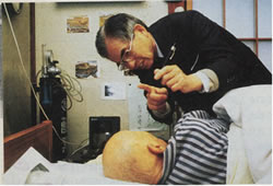 写真�B：９５年１月２３日のシンポジウムで改正介護保険と医療法改正を示唆した佐藤智さんの往診風景